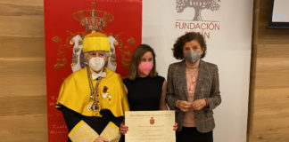 Na imaxe, Antonio Bascones Martínez, presidente da Real Academia de Doutores de España, Sara Mandiá Rubal, acredora do Premio Fundación Ignacio Larramendi, e Carmen Hernando de Larramendi, vicepresidenta da citada Fundación.