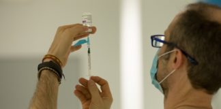 Un profesional sanitario prepara unha dose da vacina de AstraZeneca. Foto: Consellería de Sanidade.