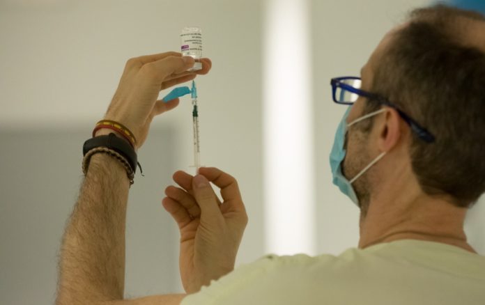 Un profesional sanitario prepara unha dose da vacina de AstraZeneca. Foto: Consellería de Sanidade.