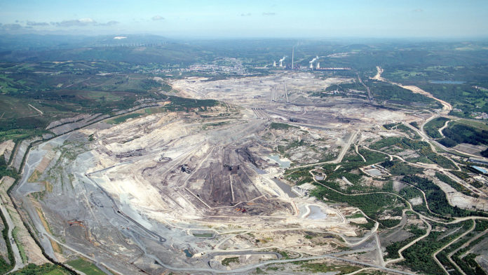 Vista aérea da antiga mina de carbón, agora ocupada por un lago de grandes dimensións. Imaxe: Endesa.