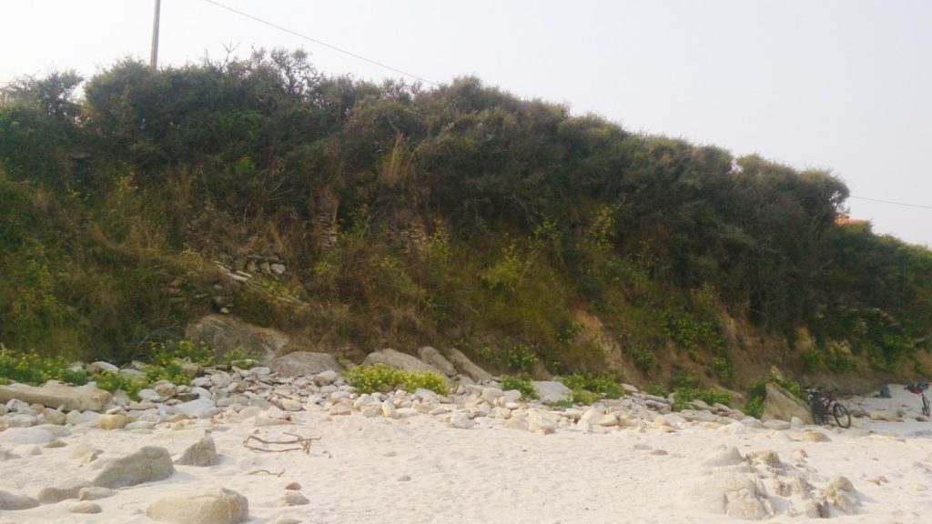 Vista do cantil onde se conservan os restos, na praia de Canexol. Foto: Duvi.