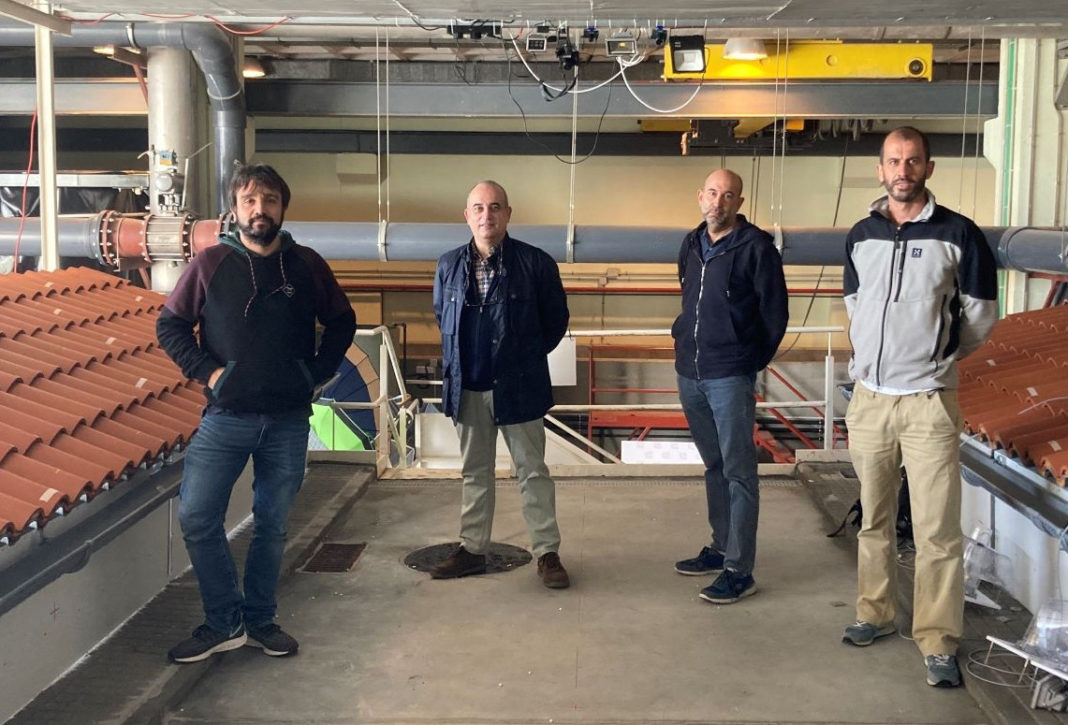 Os investigadores do GEAMA implicados no proxecto no Laboratorio de Hidráulica do CITEEC, nun dos simulares de choiva. De esquerda a dereita: José Anta, Joaquín Suárez, Jerónimo Puertas e Luis Cea. 