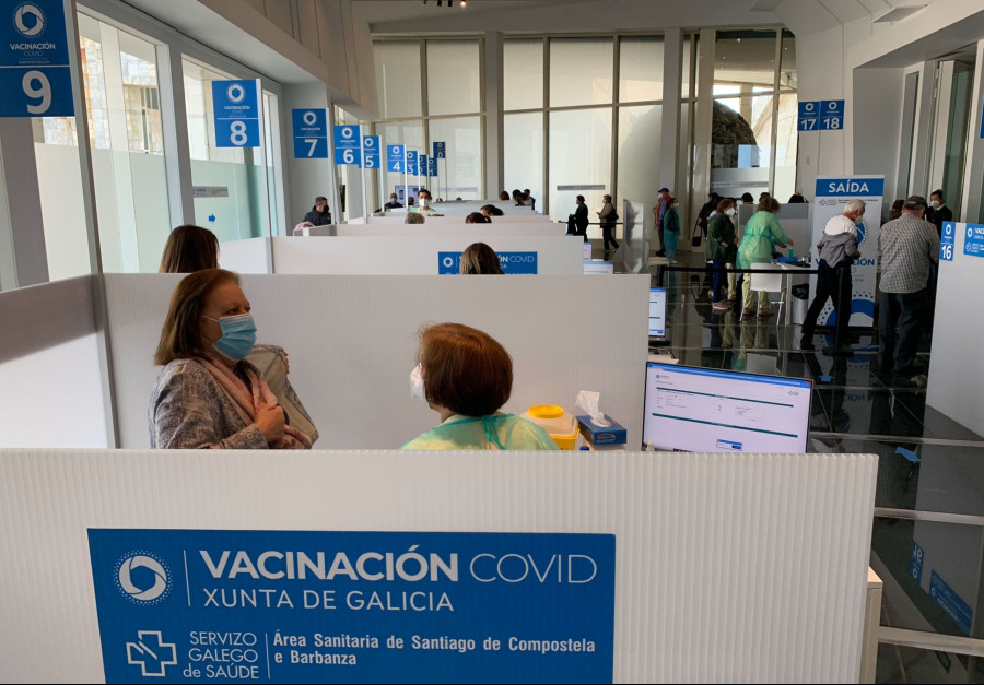 Postos de vacinación instalados na Cidade da Cultura de Santiago de Compostela. Foto: Gabinete de Comunicación da Ärea Sanitaria de Santiago-Barbanza.