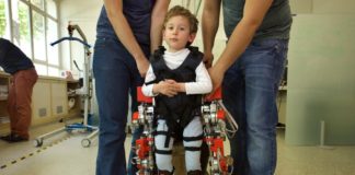 Álvaro, un neno afectado por atrofia muscular espinal, co exoesqueleto ATLAS 2030. Foto: CSIC.