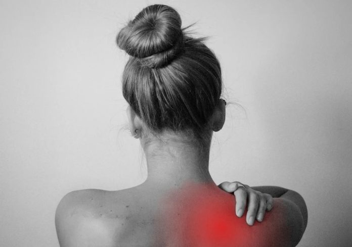 A fibromialxia maniféstase con dor e fatiga crónicas, xunto ao outros síntomas que diminúen a calidade de vida das persoas que a padecen. Foto: Pixabay.