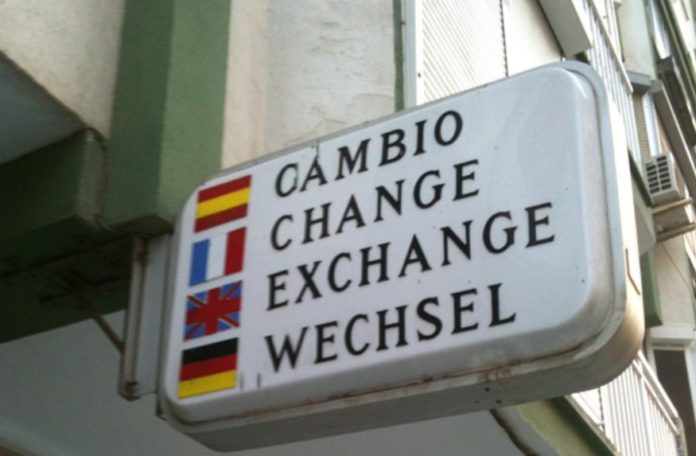 Cartel de casas de cambio, muy habitual antes de la entrada en vigor del euro.