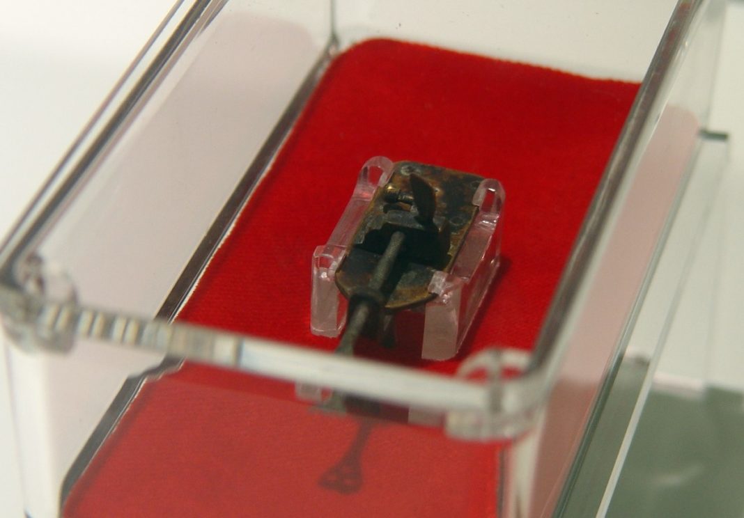 Detalle do microscopio orixinal de Van Leeuwenhoek que se converterá en BIC, durante a súa exposición no Museo de Historia Natural de Santiago, da USC. Foto: USC.
