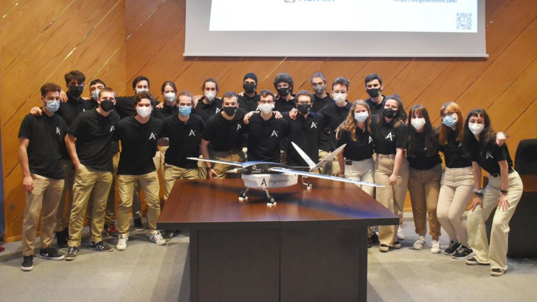 O equipo Aerotech UVigo co seu prototipo, CORV-0. Foto: Duvi.
