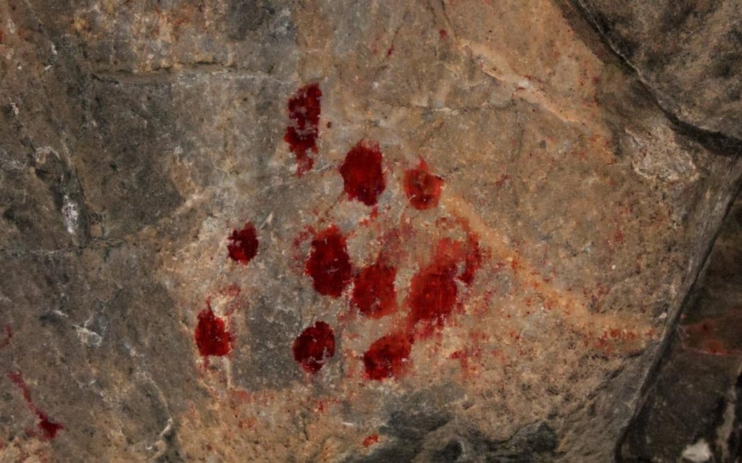 Detalle dunha das pinturas rupestres no xacemento de Penedo Gordo. Foto: Duvi.
