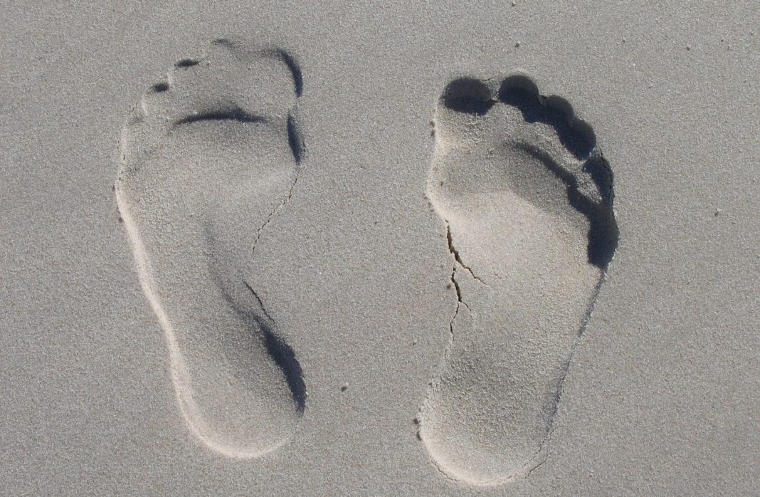Os problemas nos pés impiden a práctica de actividade física e complican a prevención do agravamento das doenzas crónicas de ril. Foto: Pixabay.