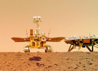 A sonda 'Tianwen', á dereita, e o vehículo 'Zhurong', no centro da imaxe, sobre a superficie do planeta vermello. Foto: CNSA.