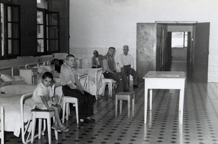 A exposición recolle documentación de institucións como o Hospital Provincial ou o do Rebullón. Na imaxe, sala hospitalaria na década dos anos 50 do século XX. Foto: Arquivo da Deputación de Pontevedra.