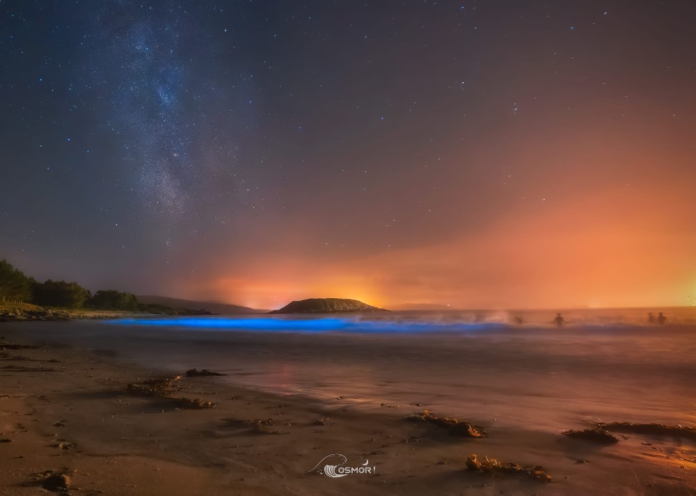 Fotografía do mar de ardora na praia de Ermida de Corme coa Vía Láctea. Foto: Drew Corme.