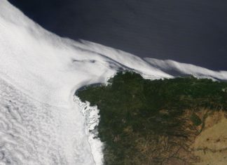 Vista das néboas na costa atlántica ibérica durante o domingo, captadas polo satélite Terra da NASA.