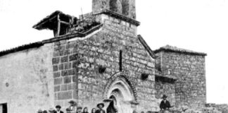 Familiares das vítimas do suceso, pouco despois da traxedia diante da igrexa de San Salvador de Piñeiro (Allariz). Fonte: Cadernos de Atención Primaria.