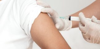 As vacinas contra a Covid-19 poden producir reaccións cutáneas "leves".