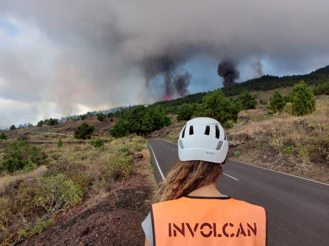 Unha técnica do Instituto Vulcanolóxico de Canarias observa a erupción de La Palma. / Involcan