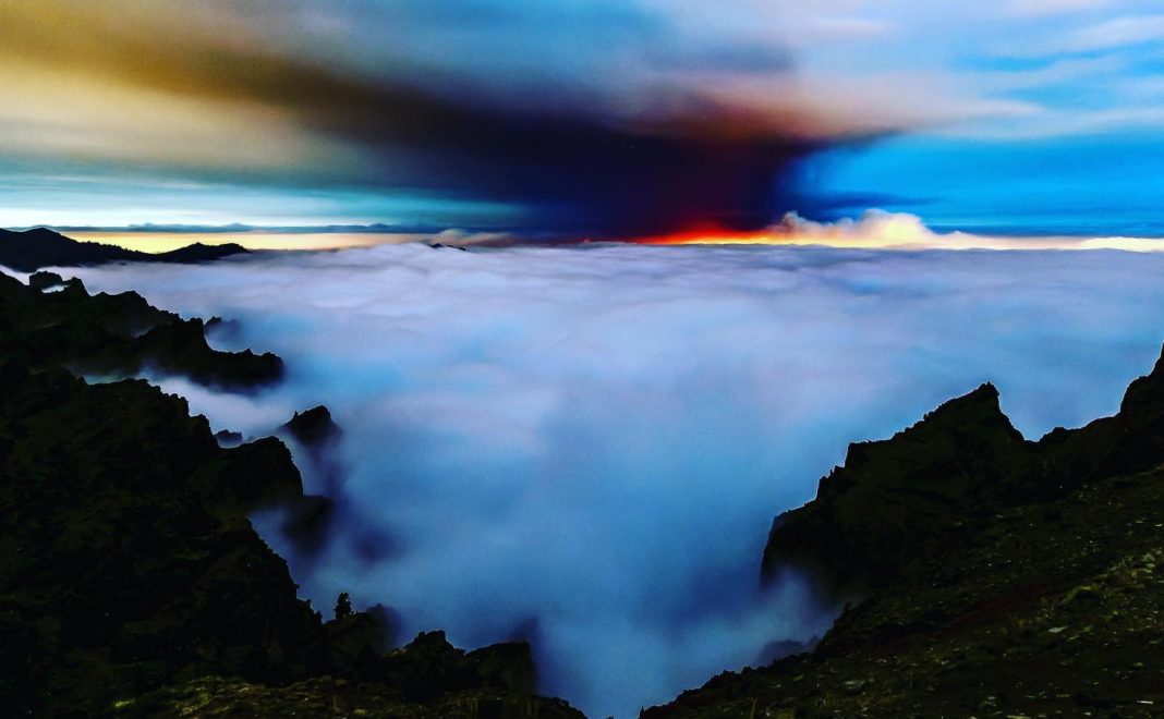 Vista da erupción volcánica sobre o mar de nubes en La Palma. Foto: I Love The World.