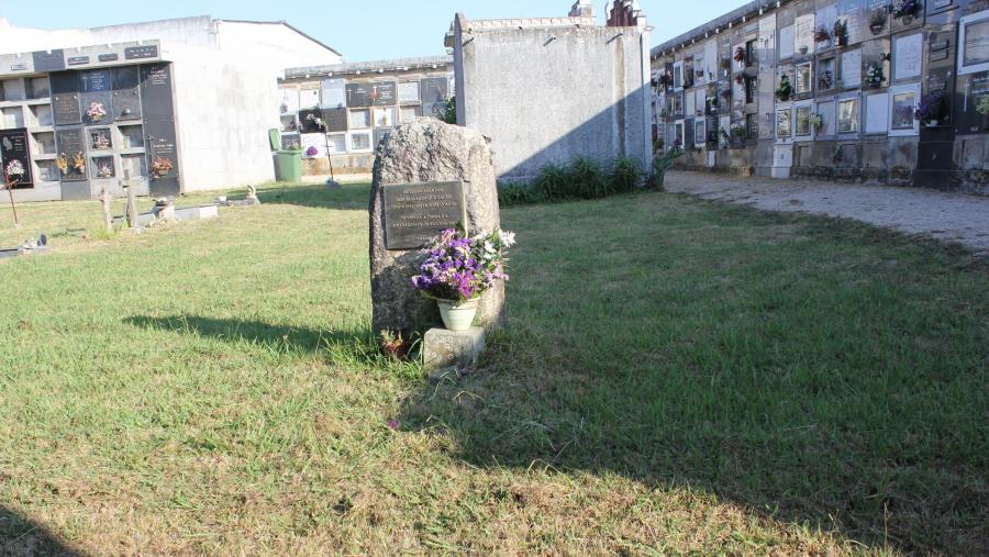 Monolito que marca a presenza dunha fosa de vítimas da represión franquista no cemiterio de Rubiáns, en Vilagarcía. Foto: USC.