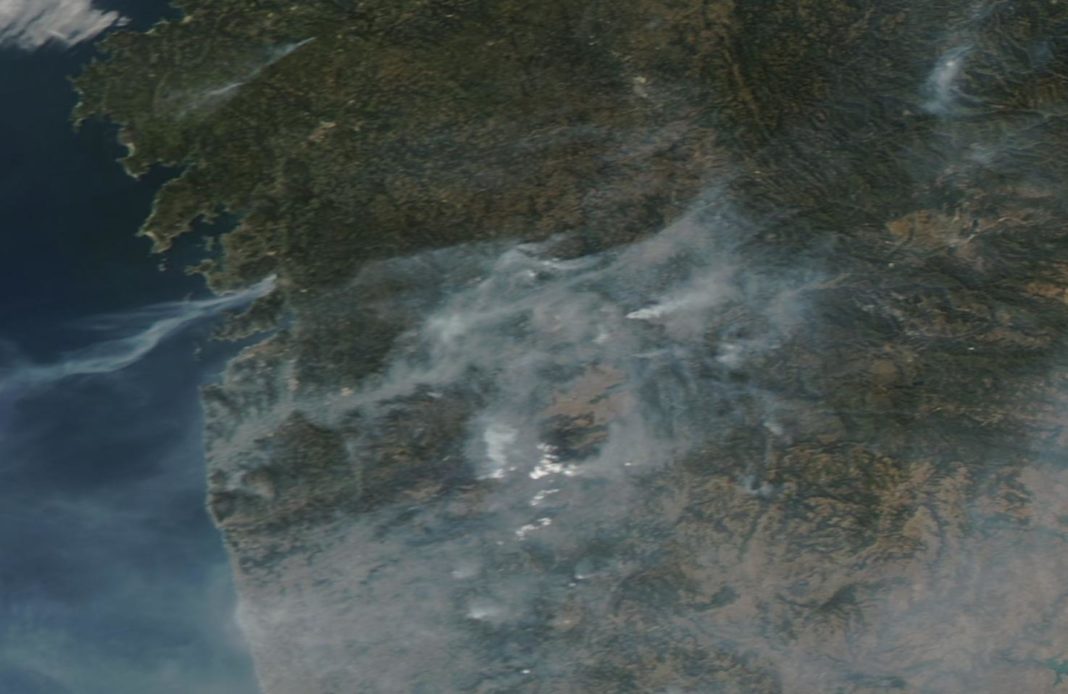 Nubes de fume causadas polos incendios que afectaron a Galicia en outubro de 2011. Fonte: NASA.