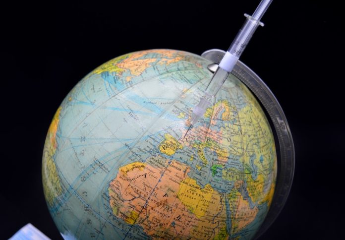 A cobertura global da vacinación é esencial para evitar novos riscos que obstaculicen a superación da pandemia. Foto: Pixabay.