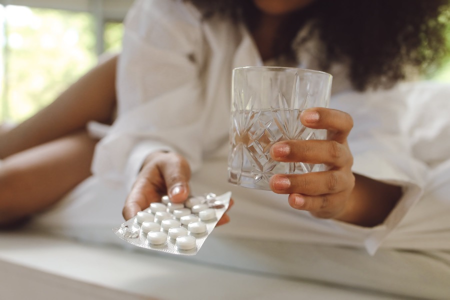 A resaca é consecuencia do consumo excesivo de alcol, e moitas veces acódese aos fármacos para mitigala. Foto: Pexels.