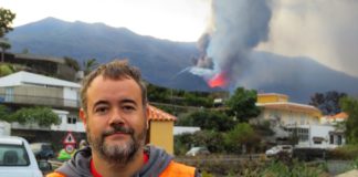 David Calvo, investigador do INVOLCAN, este mércores en Tajuya, co volcán de Cumbre Vieja ao fondo. Foto: Manuel Rey.