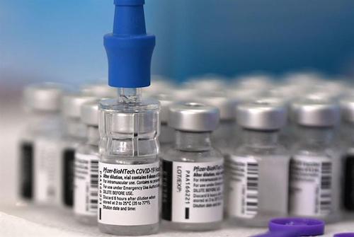 Mostras da vacina de Pfizer. Foto: LuisAcosta/AFP/Getty Images