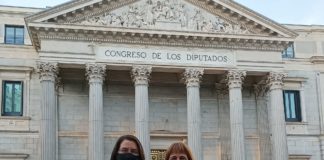 Vanessa Valdeiglesias e Zulema Varela fronte ao Congreso dos Deputados.