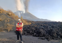 Alicia Felpeto, a carón das coadas de lava do volcán de Cumbre Vieja.