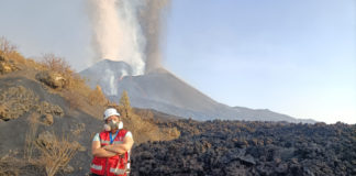 Alicia Felpeto, a carón das coadas de lava do volcán de Cumbre Vieja.