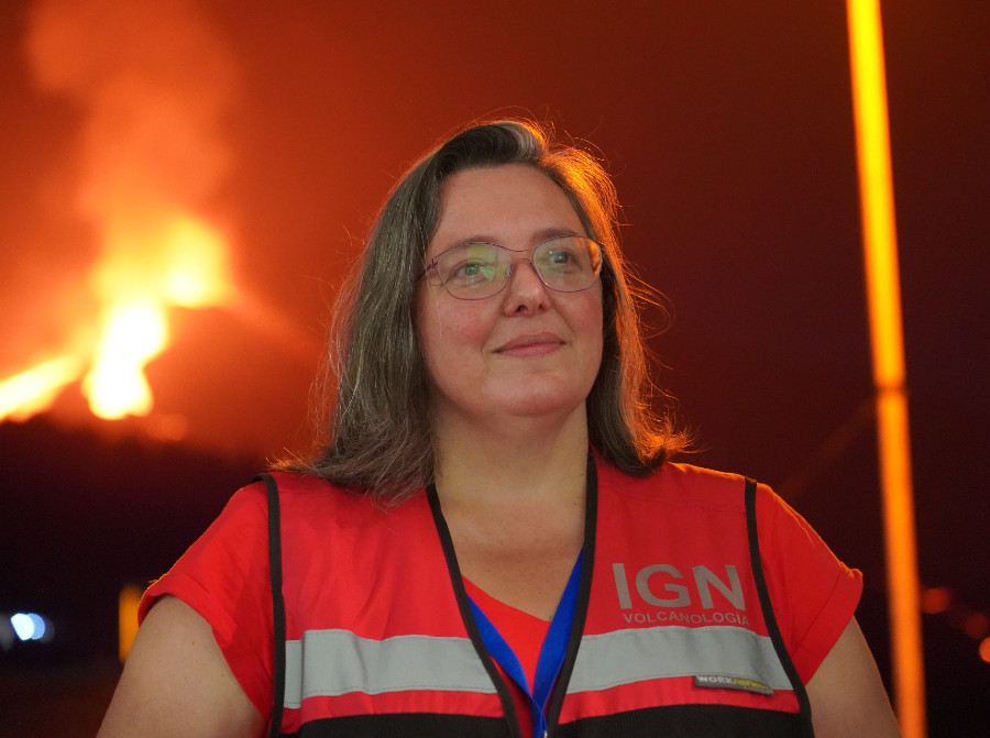 Alicia Felpeto, durante unha noite de traballo na actual erupción. Imaxe tomada por Bimbache Films (www.bimbachefilms.com).