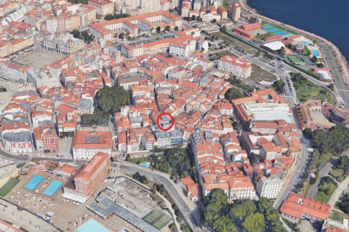 Panorámica da Cidade Vella da Coruña. En vermello, soar no que se localizaron os restos de cerámica analizados no artigo. Fonte: Google Maps.