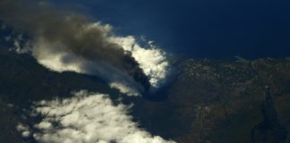Imaxe captada polo comandante da Estación Espacial Thomas Pesquet,, na que se observa a nube de cinzas e a coada de lava adentrándose no mar.