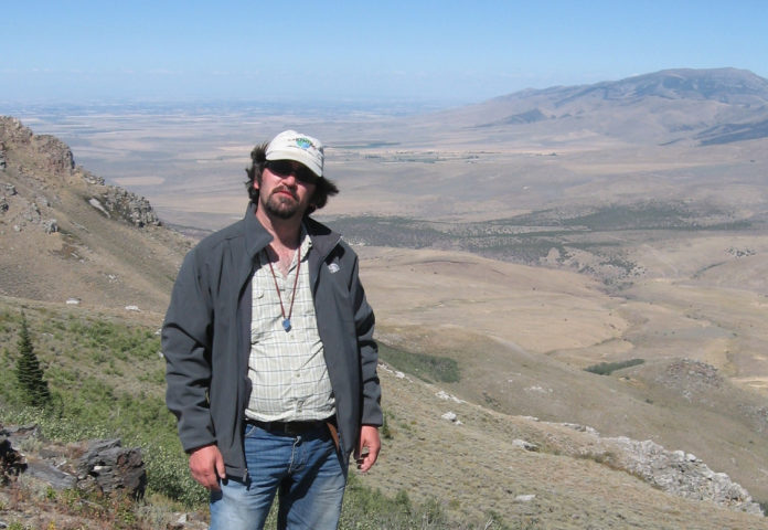 O xeólogo Pedro Castiñeiras, facendo traballo de campo no centro-oeste de Estados Unidos.