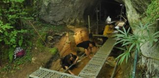 Traballos de excavación na entrada de Cova Eirós. Foto: USC