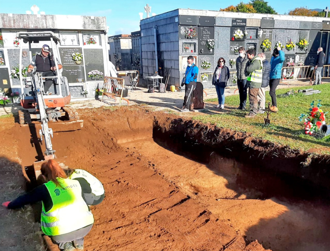 Inicio dos traballos de exhumación no cemiterio municipal de Vilagarcía. Foto: Concello de Vilagarcía