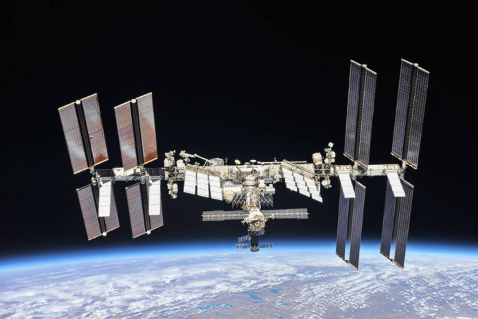 O lixo espacial provocou que se activasen protocolos para evacuar aos tripulantes da ISS a un módulo especial. Foto: NASA.