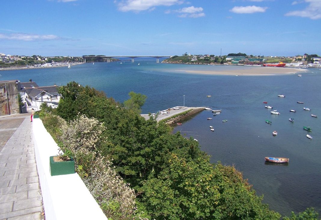 Vista do esteiro do Eo desde Ribadeo, coa Ponte dos Santos ao fondo. Imaxe: Alcotarelo / CC BY-SA 3.0.