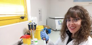 A investigadora Flavia Fondevila no laboratorio de IBIOMED.