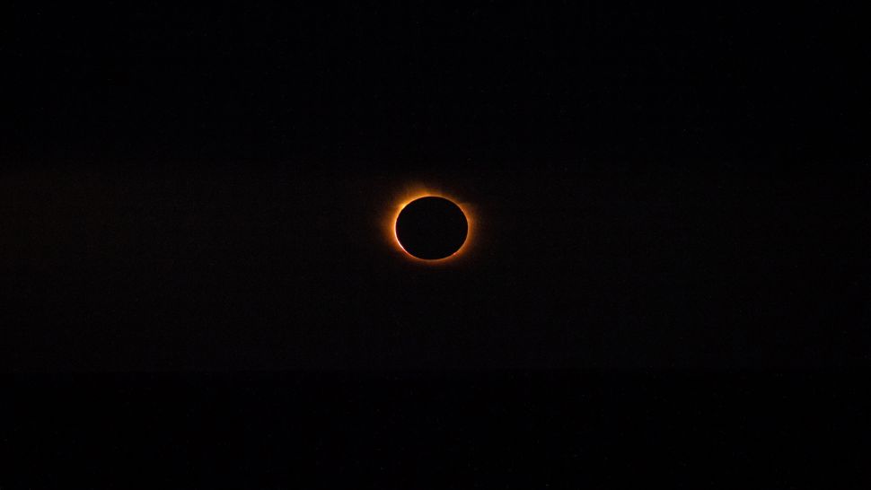 A capa da coroa do sol é visible arredor do eclipse. Foto: Maya Santangelo/Lindblad Expeditions