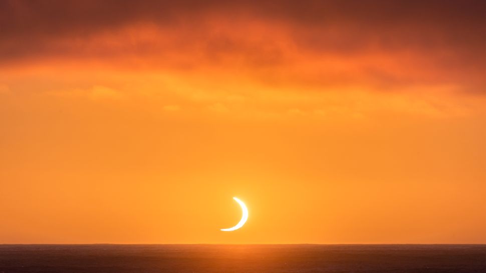 O sol parece unha media lúa. Foto: Andrew Studer