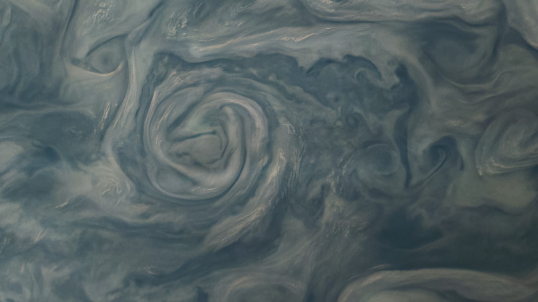 Outra vista das tormentas de Xúpiter. Foto: JunoCam / Kevin M. Gill