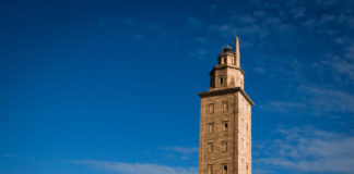 A Torre de Hércules na lomba de Punta Eiras