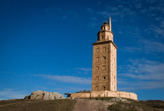A Torre de Hércules na lomba de Punta Eiras