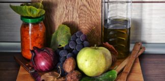 A dieta mediterránea caracterízase polo uso do aceite de oliva e un alto consumo de verduras, froitas, legumes e cereais integrais