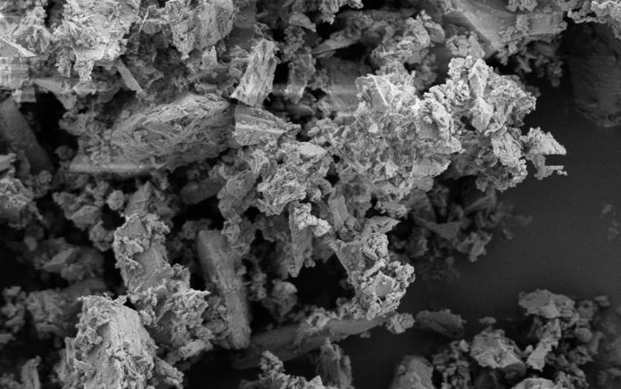 Imaxes de microscopía dos materiais sintetizados que imitan o po lunar. Foto: UPV