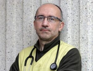 O primeiro asinante do artigo, o médico Roberto Fernández.