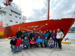 Os investigadores de UVigo e CSIC en Ushuaia antes de embarcar no Hespérides