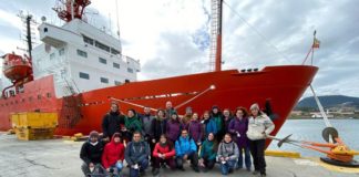 Os investigadores de UVigo e CSIC en Ushuaia antes de embarcar no Hespérides